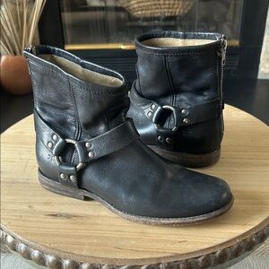 Frye Phillip Harness Short Ankle Boots Womens Size 7 B Black Leather‎ Zip Moto